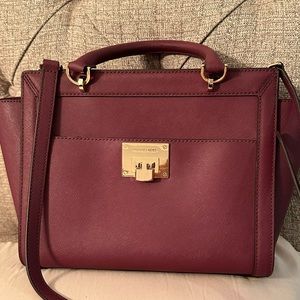 Michael Kors. Beautiful bag. No aesthetic details